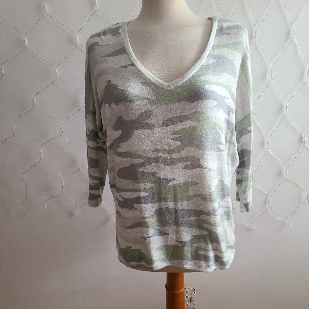 ¤ Philosophy Flannel Camo Top Flannel • V-Neck • Size Small